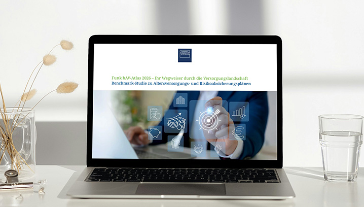 Ein Laptop zeigt eine den bAV Atlas 2026. Gemütliche Atmosphäre mit Getränk und Pflanzen.