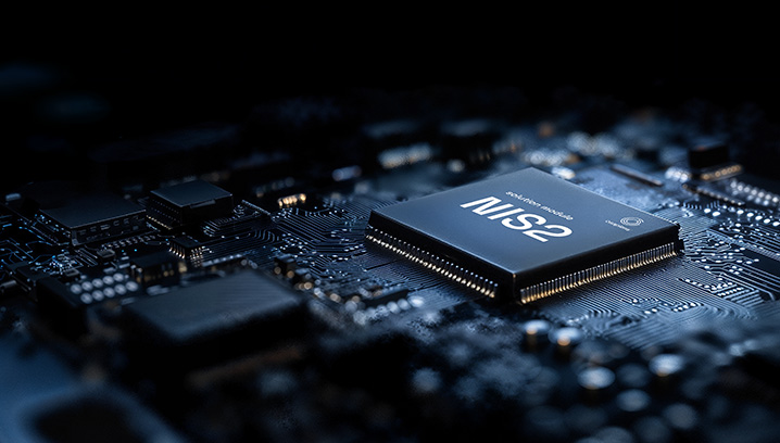 Nahaufnahme eines Mikroprozessors auf einer Leiterplatte, vermittelt technologische Präzision und Innovation.